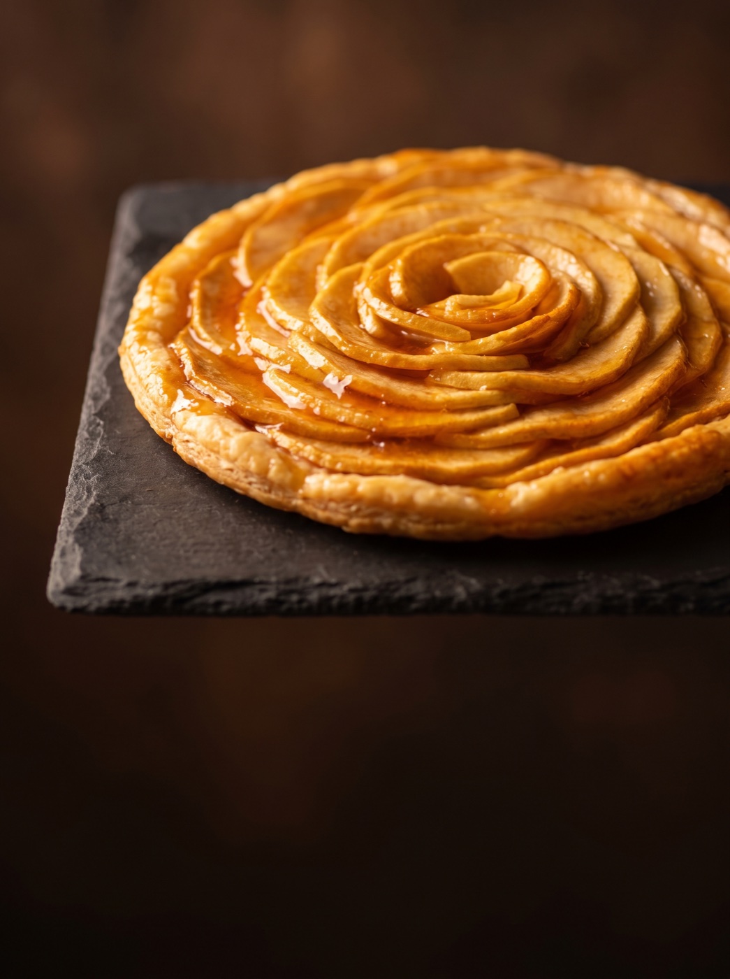 Tarte aux pommes entière, pommes caramélisées et glaçage brillant